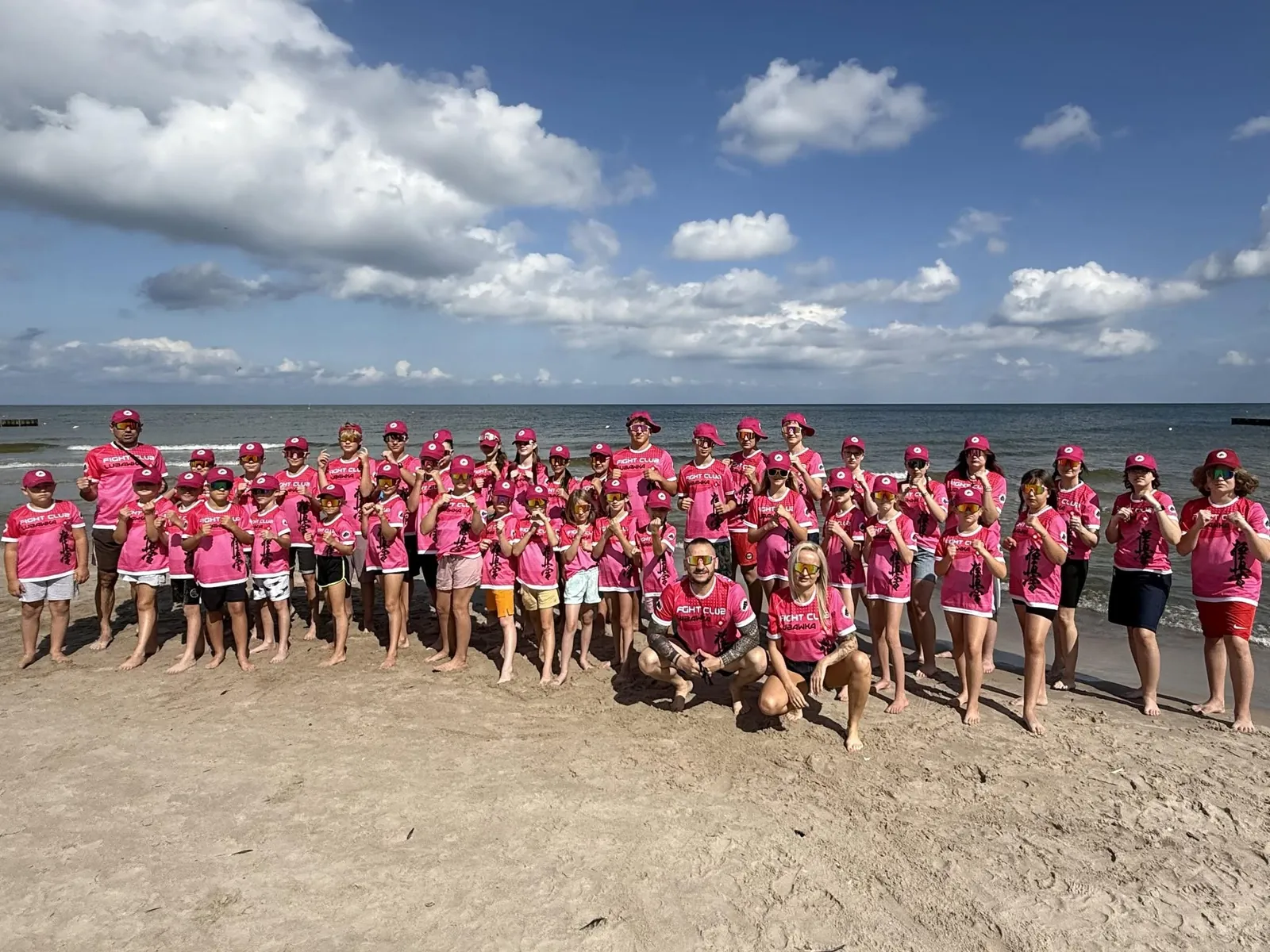 Cały obóz w różowych koszulkach na plaży