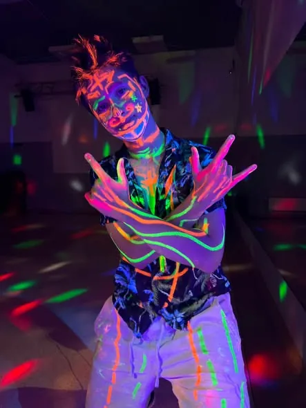 Fluo Party na obozie, dzieci w świecących farbach