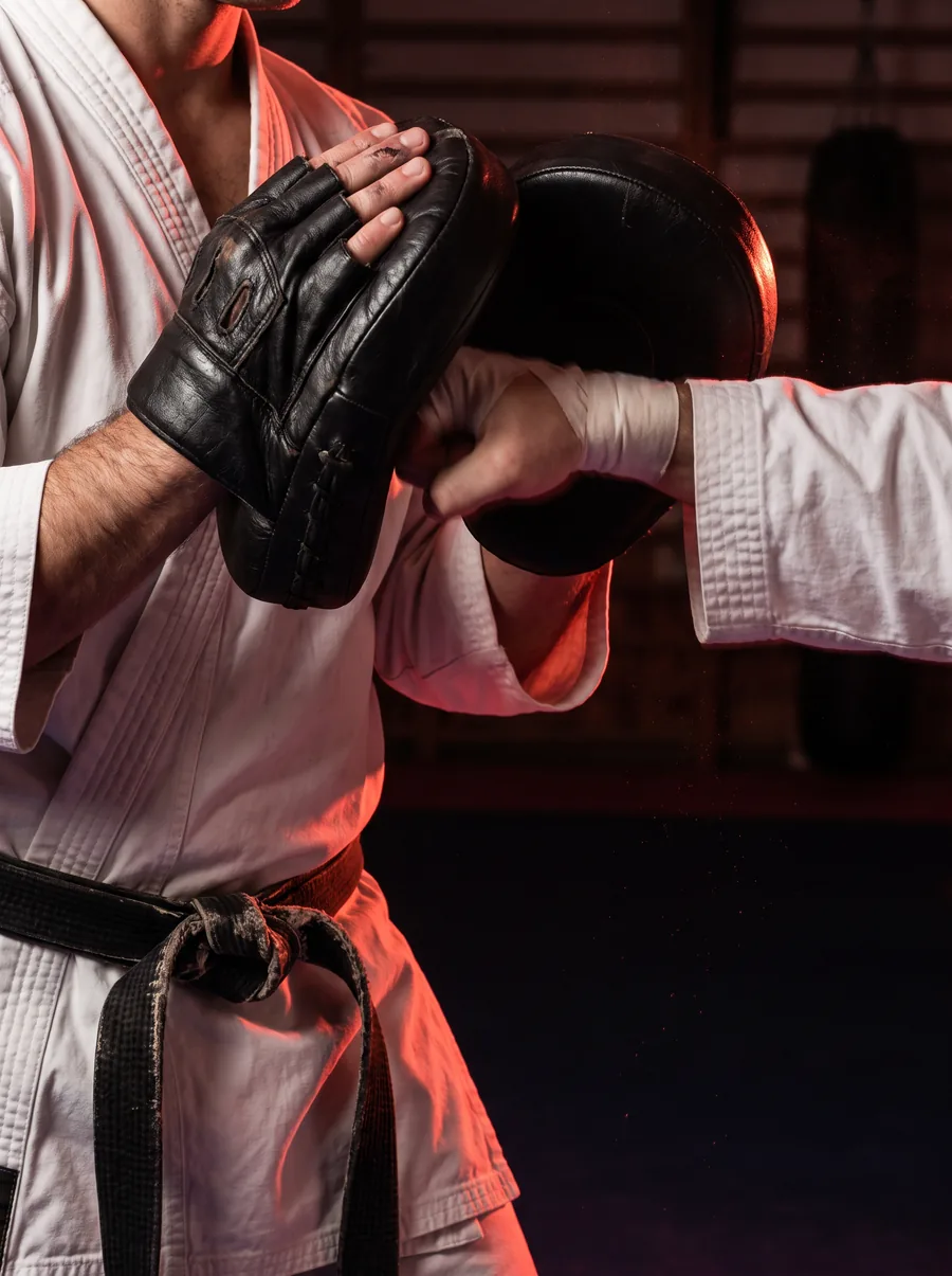 Trening personalny karate: uderzenie w tarczę trenera