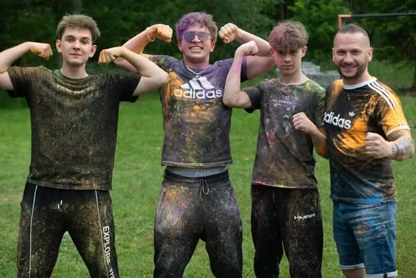 Uczestnicy pikniku sportowego po biegu w błocie