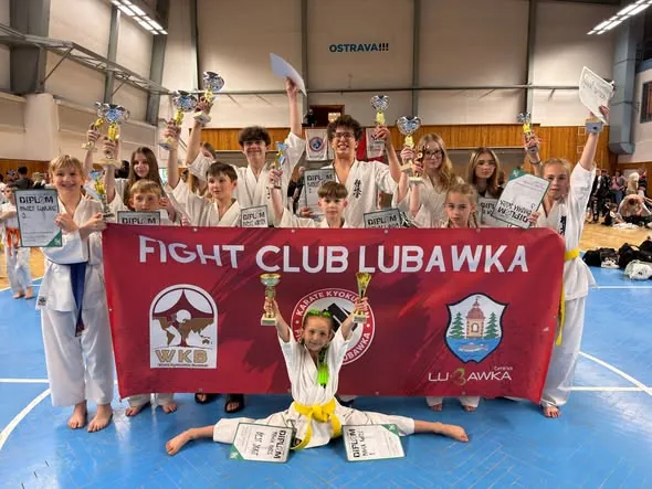Drużyna z banerem Fight Club Lubawka i hasłem Sukces nie pyta o PESEL