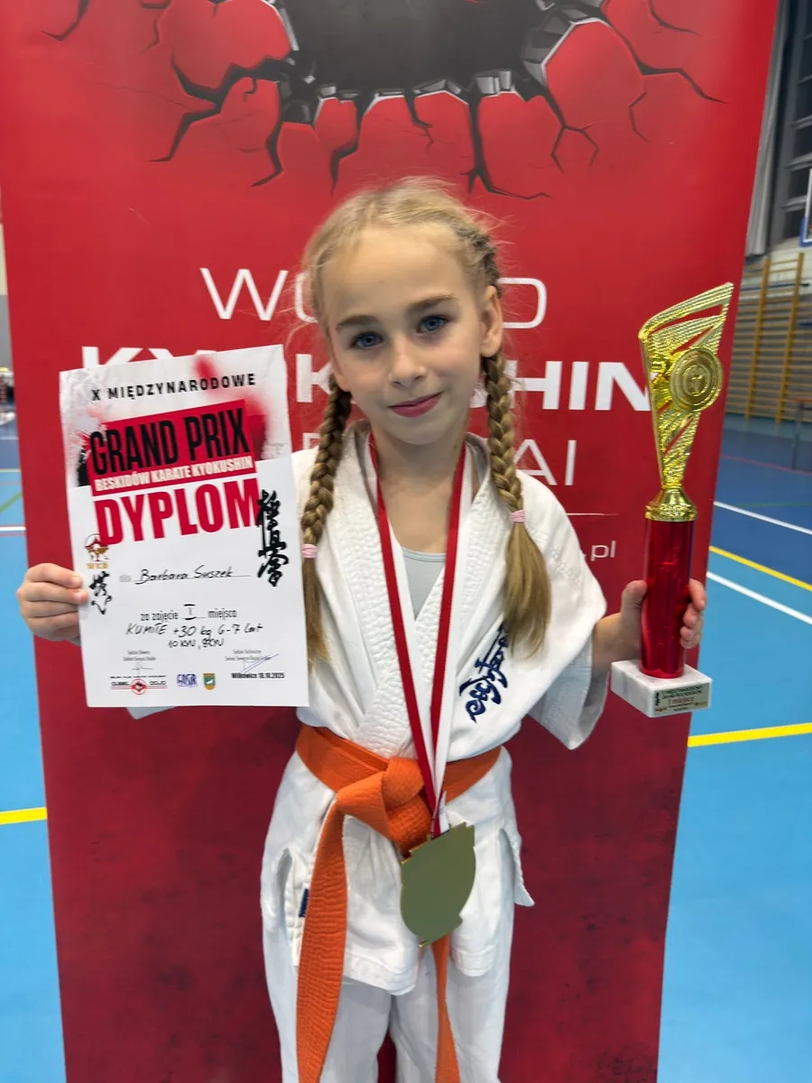 Zawodniczka z dyplomem i pucharem Grand Prix Beskidów