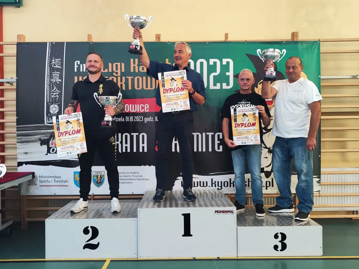 Trenerzy i zawodnicy na podium finału Ligi Karate Kontaktowego w Opolu