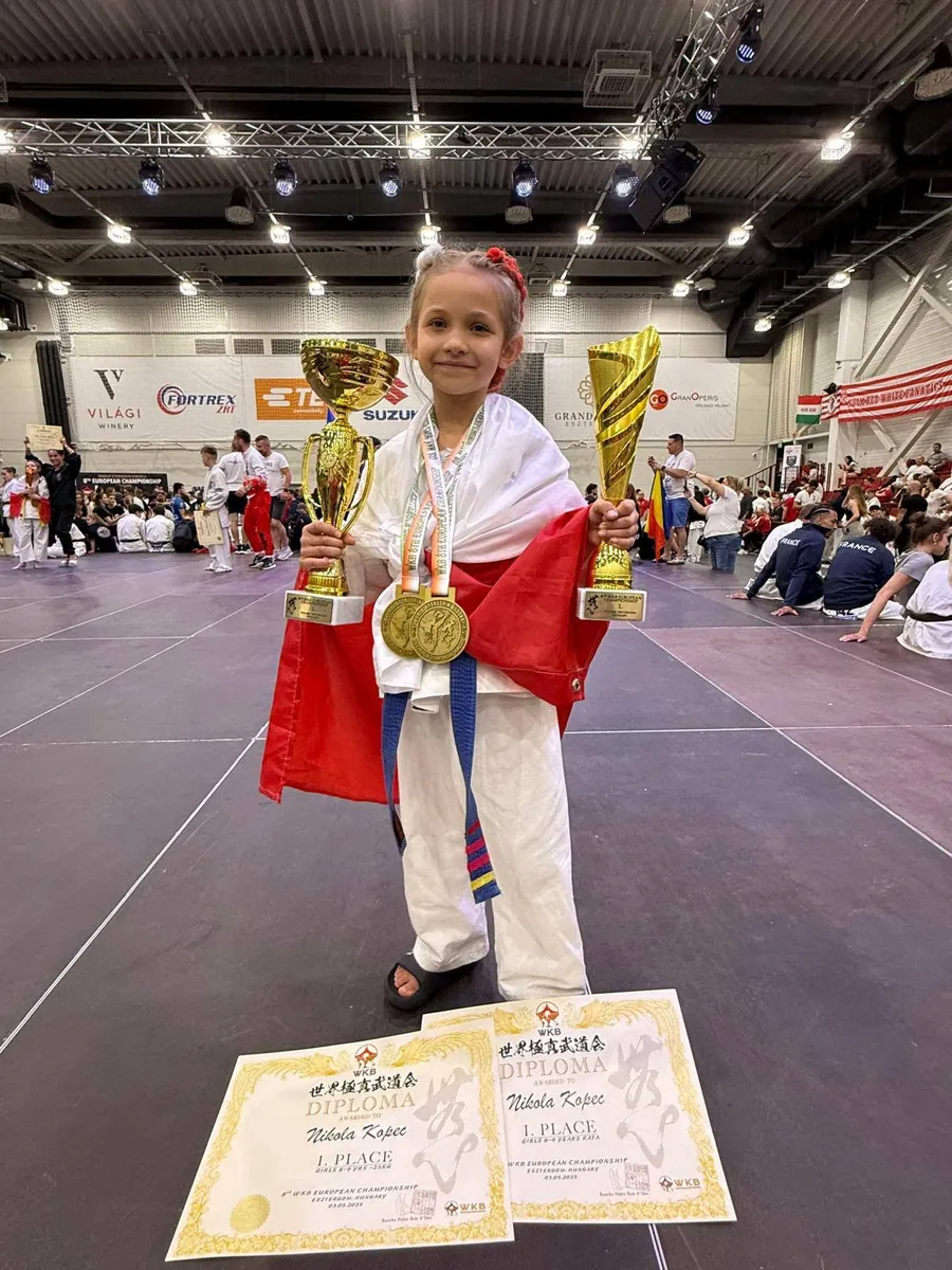 Nikola Kopeć z pucharami, medalami i flagą Polski na Mistrzostwach Europy WKB na Węgrzech