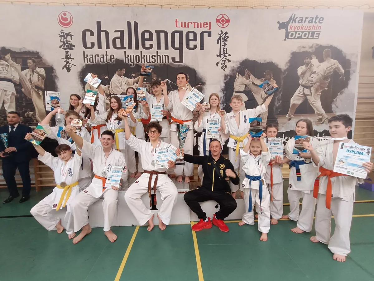 Drużyna Fight Club Lubawka z dyplomami na turnieju Mini Challenger w Opolu