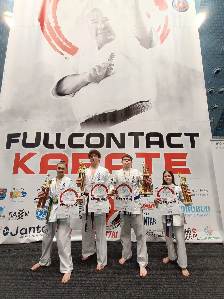 Medaliści Fight Club Lubawka pod banerem Fullcontact Karate w Kołobrzegu